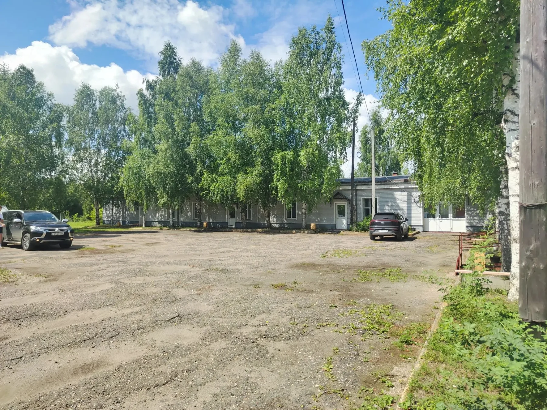 Территория и парковка возле второго корпуса