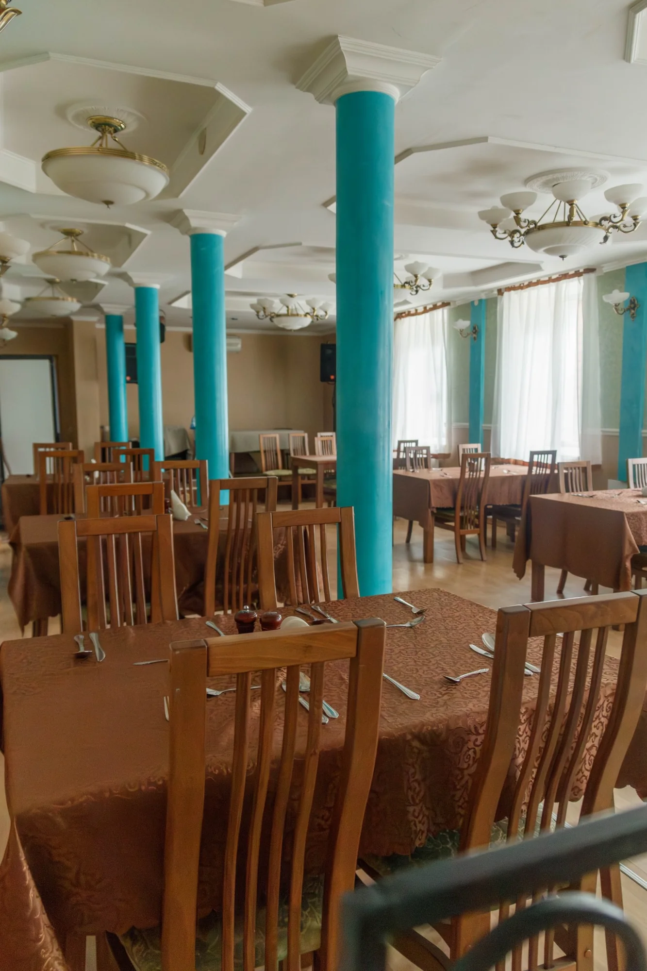 Зал ресторана с колоннами